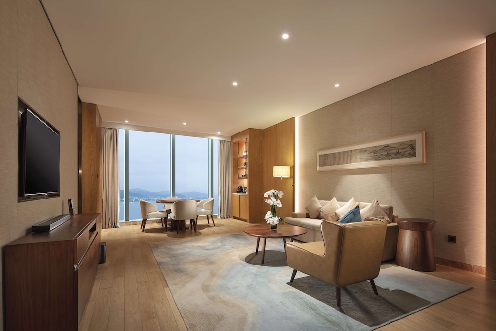 King Grand Premier Suite Sea View