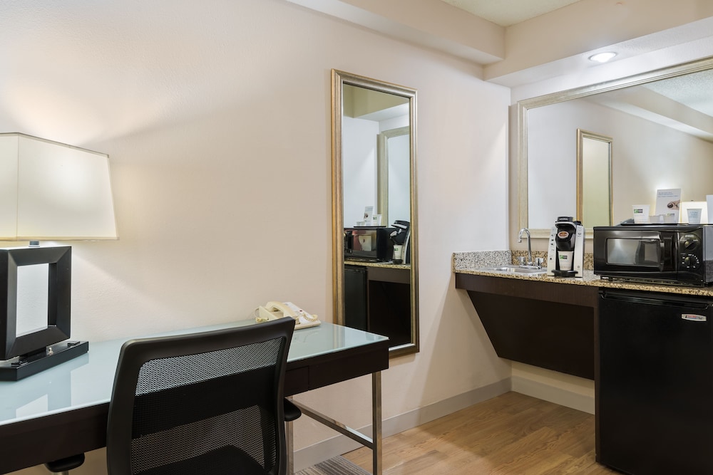 Suite, 1 Double Bed, Accessible (Comm, Roll-In Shower) - Photo 2