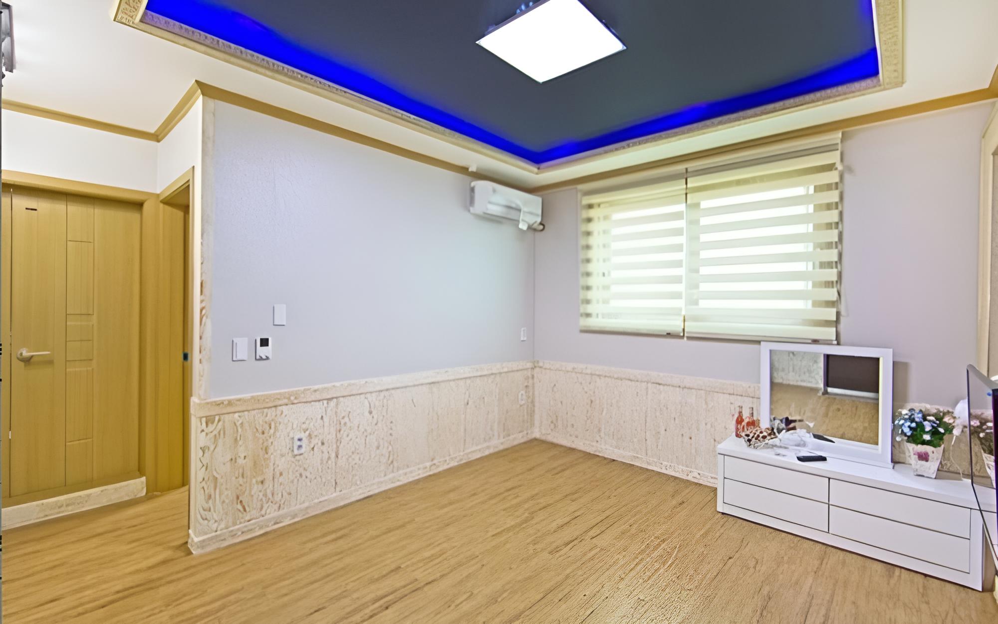 Room (102 (two room type))