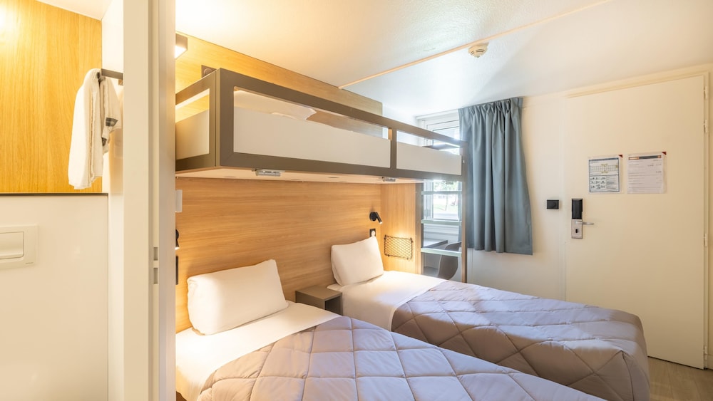Standard Room, Multiple Beds photo 3