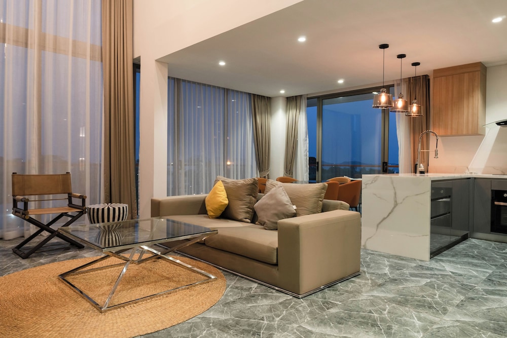Three-Bedroom Apartment with Mountain View photo 1