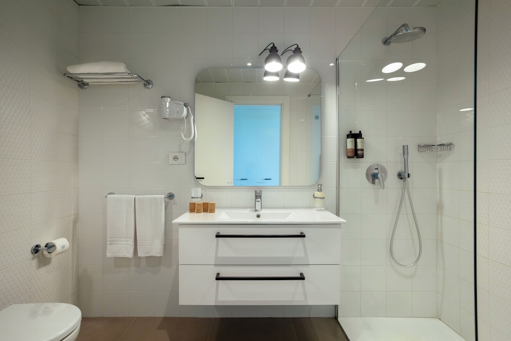 Deluxe Quadruple Room Sea View  (includes 1 free Spa access per person per stay) - Photo 4