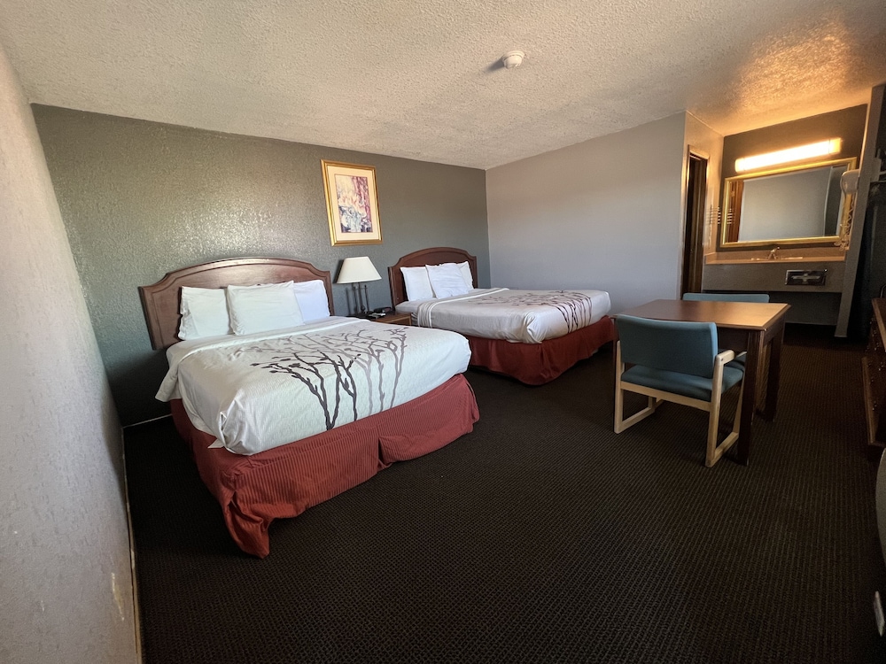 Room, 2 Queen Beds photo 3
