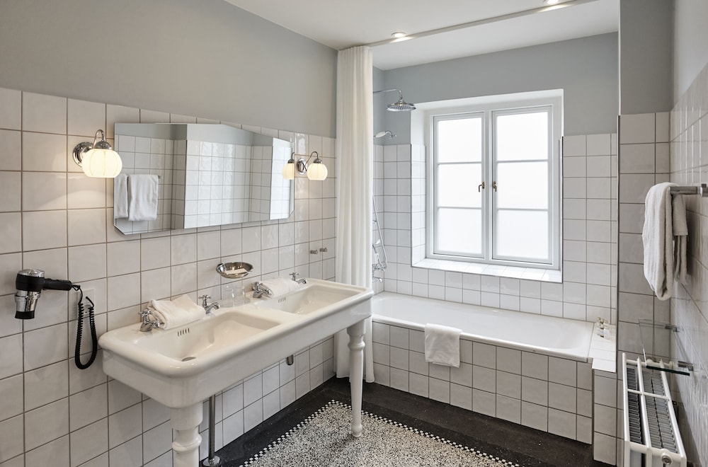 Classic Suite (Antique Room)