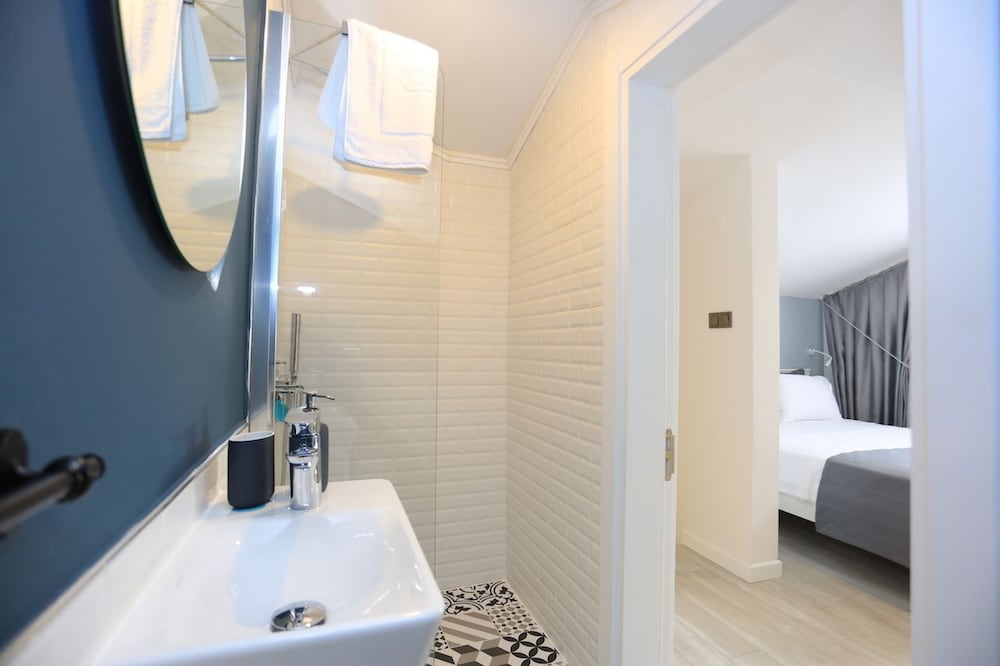 Deluxe Apartment, 2 Bedrooms, Kitchen, Partial Sea View photo 2