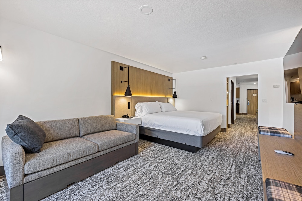 Deluxe King Suite with Kitchenette photo 1