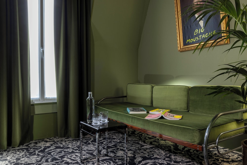 Deluxe Room thumbnail 6