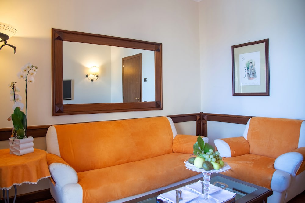Suite, Hot Tub, Partial Sea View thumbnail 6