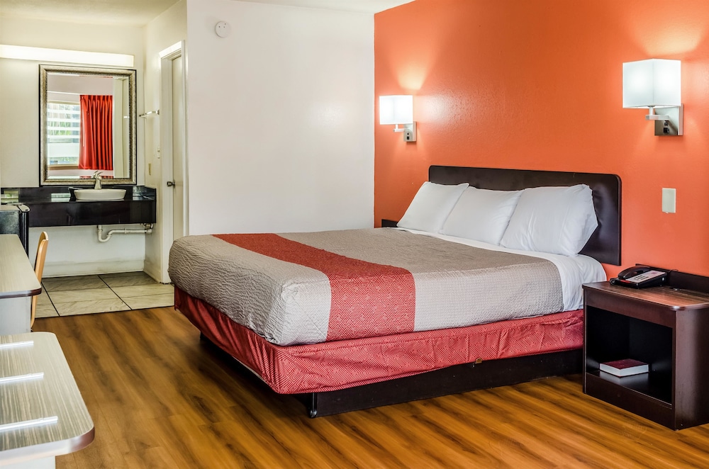Standard Suite, 1 King Bed, Accessible, Non Smoking photo 2