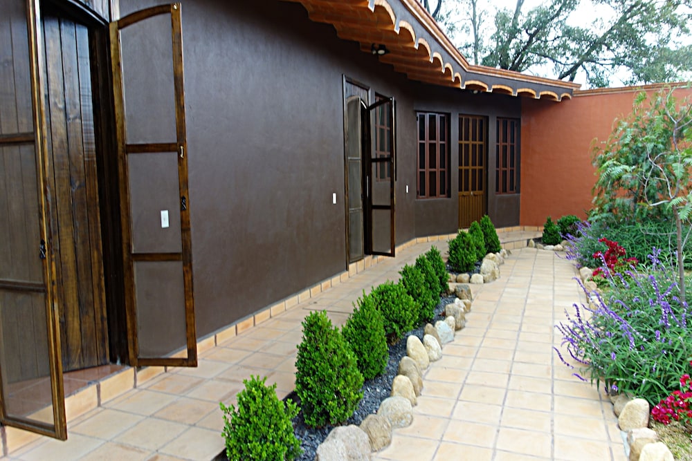 Deluxe Studio Suite, 1 King Bed, Fireplace, Courtyard Area photo 3