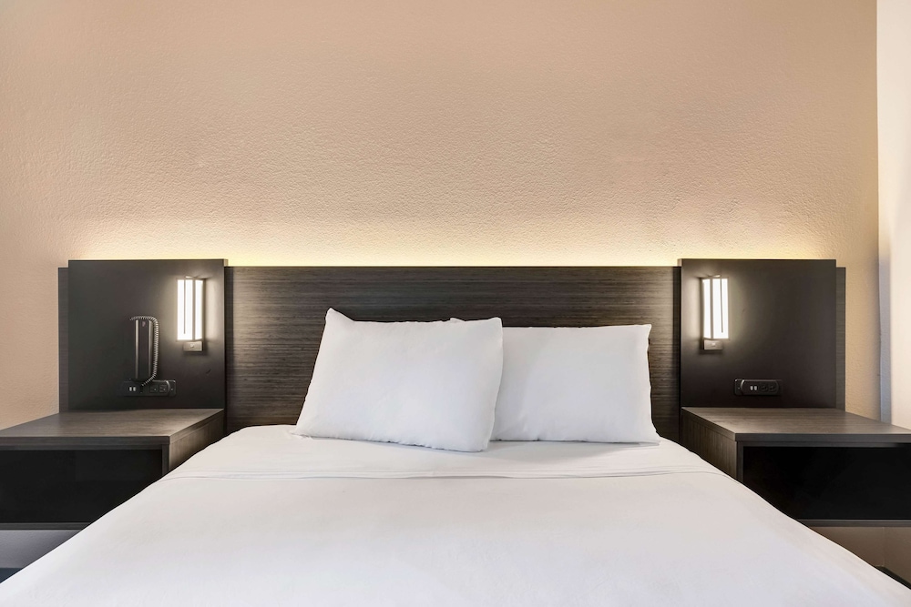 Standard Room, Multiple Beds, Non Smoking photo 2