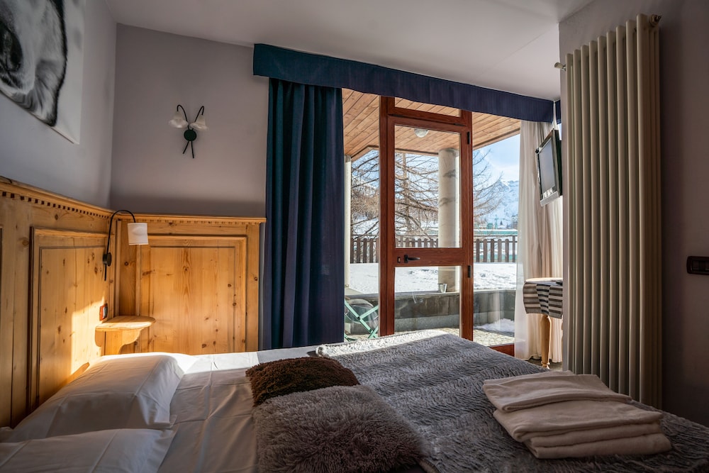 Apartment, 2 Bedrooms, Balcony, Mountain View photo 3