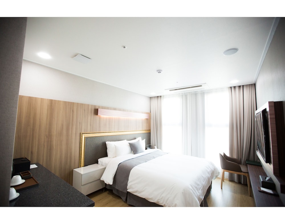 Deluxe King Room photo 1
