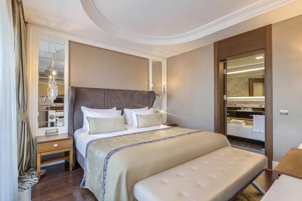 Deluxe Double Room, 1 Bedroom, Non Smoking, Partial Sea View photo 2