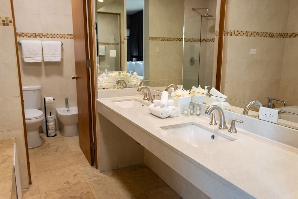 The Signature Suite - Photo 2