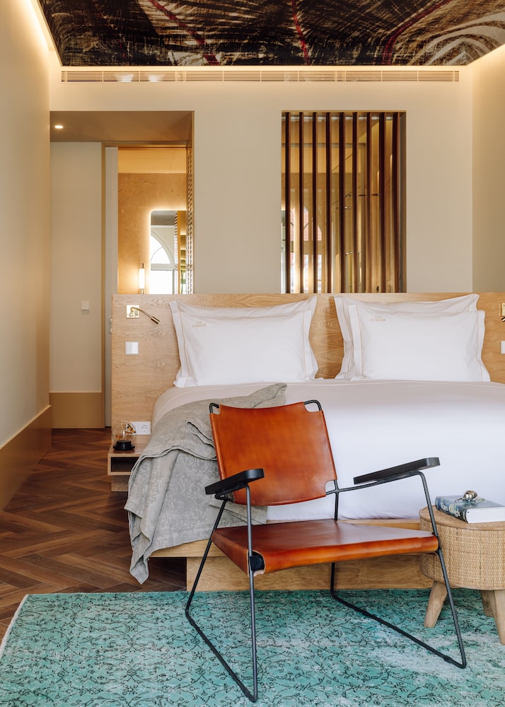 Premium Room, 1 King Bed thumbnail 6