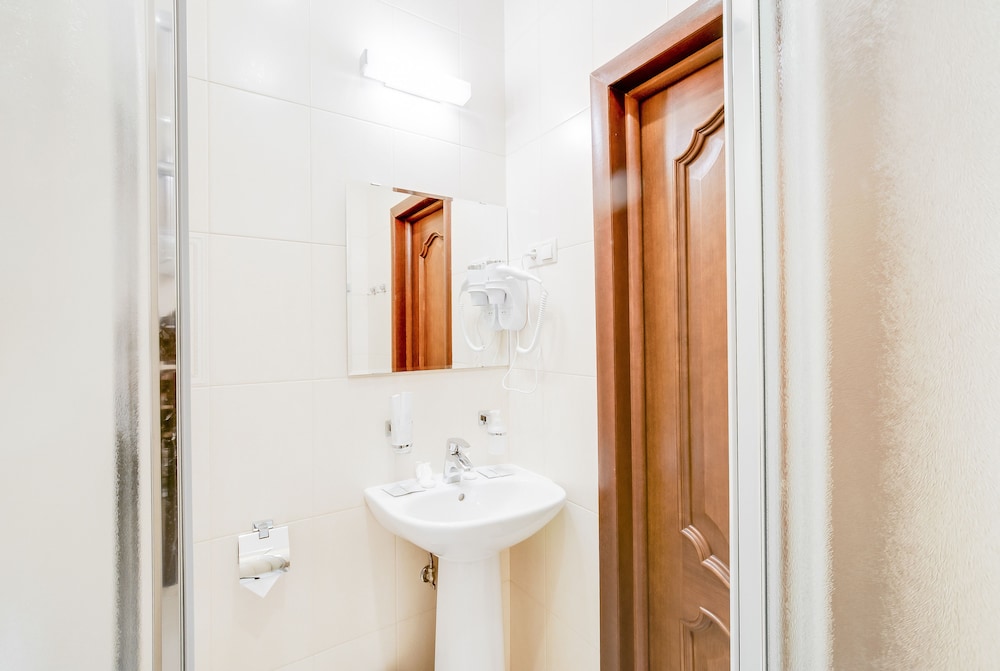 Standard Double or Twin Room photo 3