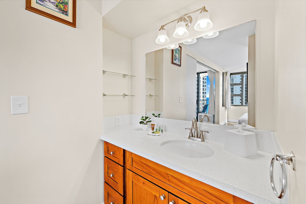 Premium Remodeled Condo with Ocean View and Parking: Premium Suite, 1 King Bed with Sofa bed, Balcony, Ocean View (0026) photo