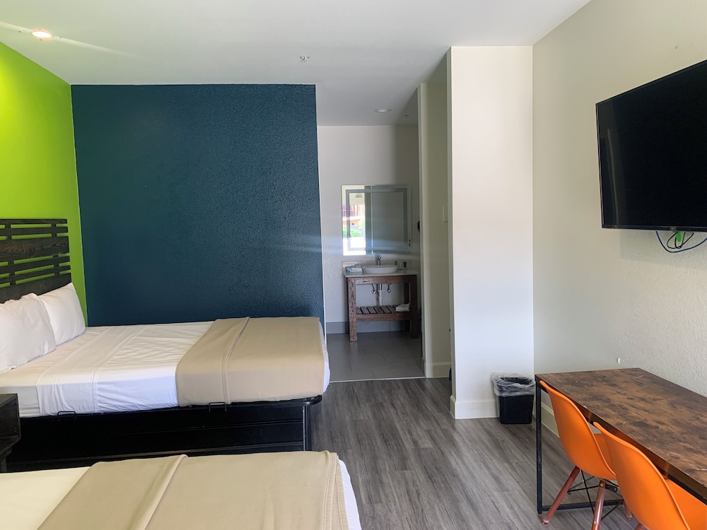 Room, 2 Queen Beds, Non Smoking - Photo 2