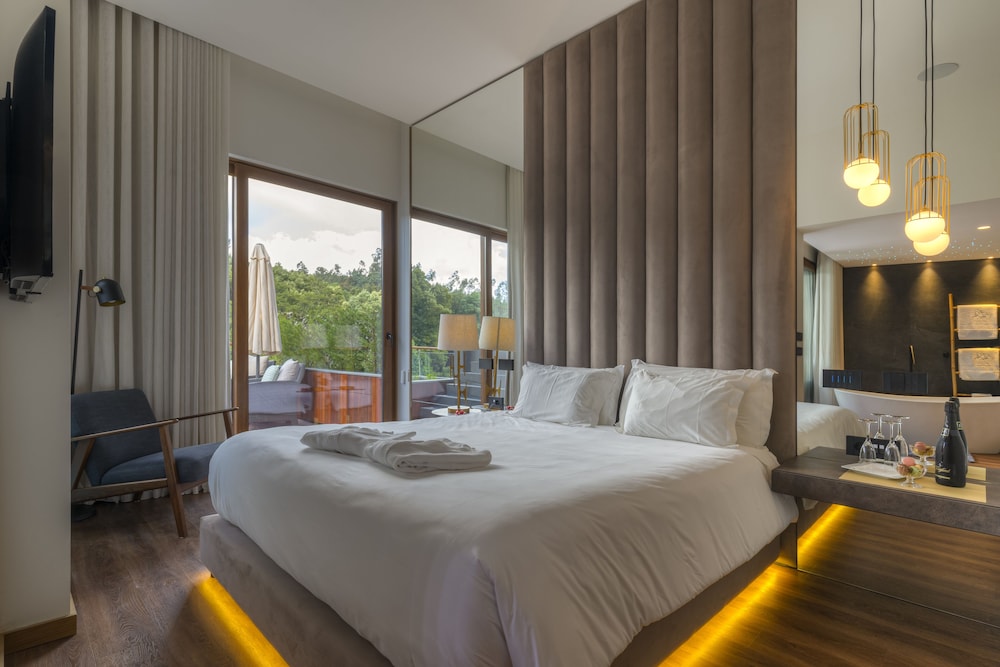 Premium Suite, 1 King Bed, Balcony