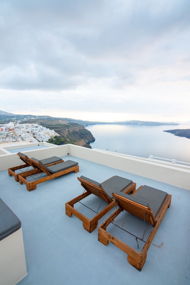 Deluxe Cliff Suite with Caldera View and Outdoor Hot Tub - Photo 13