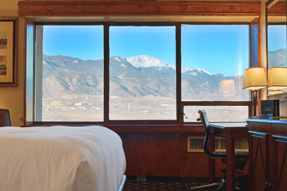 Room, 2 Queen Beds, Non Smoking, Mountain View - Photo 5