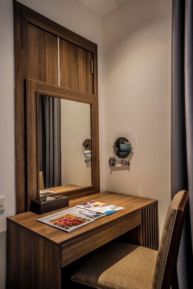 Deluxe Triple Room with Window
