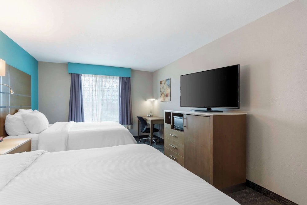 Suite, Multiple Beds, Non Smoking, Refrigerator & Microwave (with Sofabed) photo 3