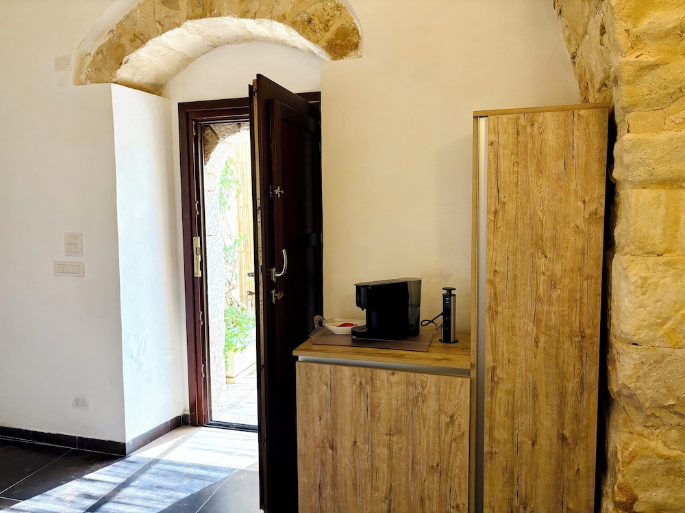 Deluxe Studio, 1 Queen Bed, Kitchenette, Ground Floor photo 3