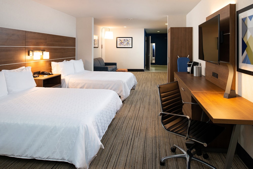 Suite, 2 Queen Beds (Additional Living Area)