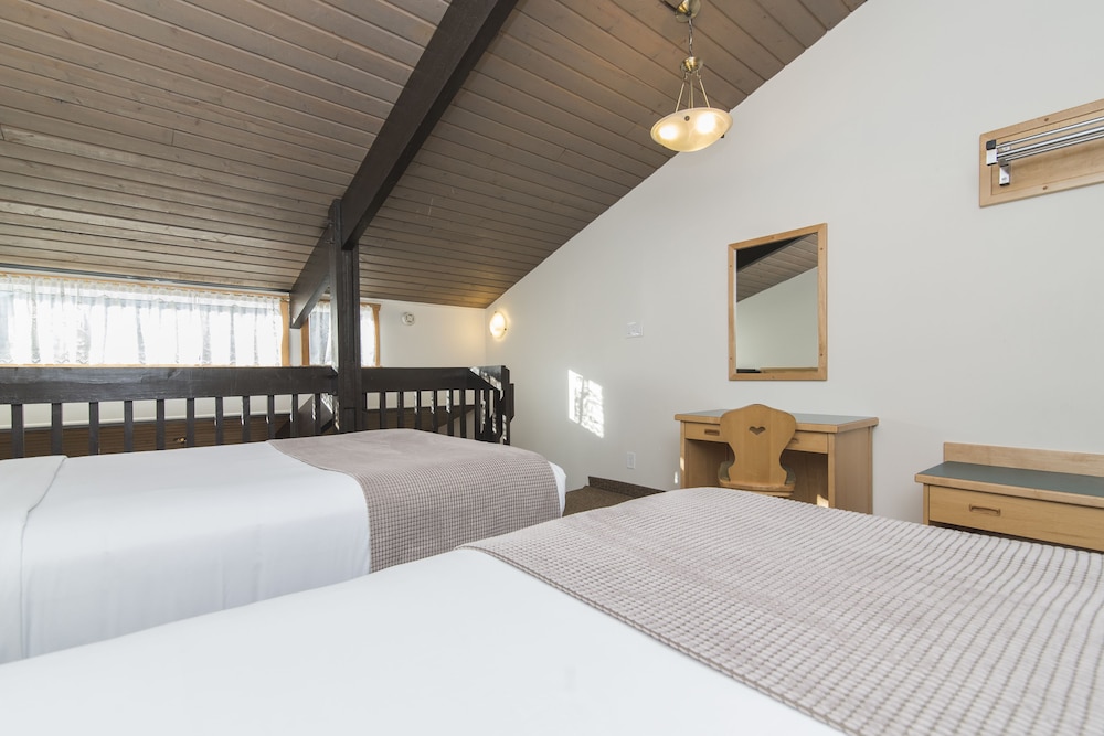 One Bedroom Loft, Queen, 2 Doubles photo 1