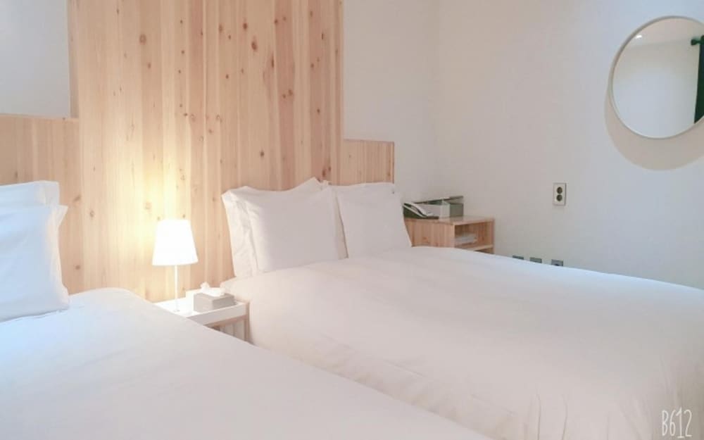 Room (Twin bed (Simmons bed Netflix))