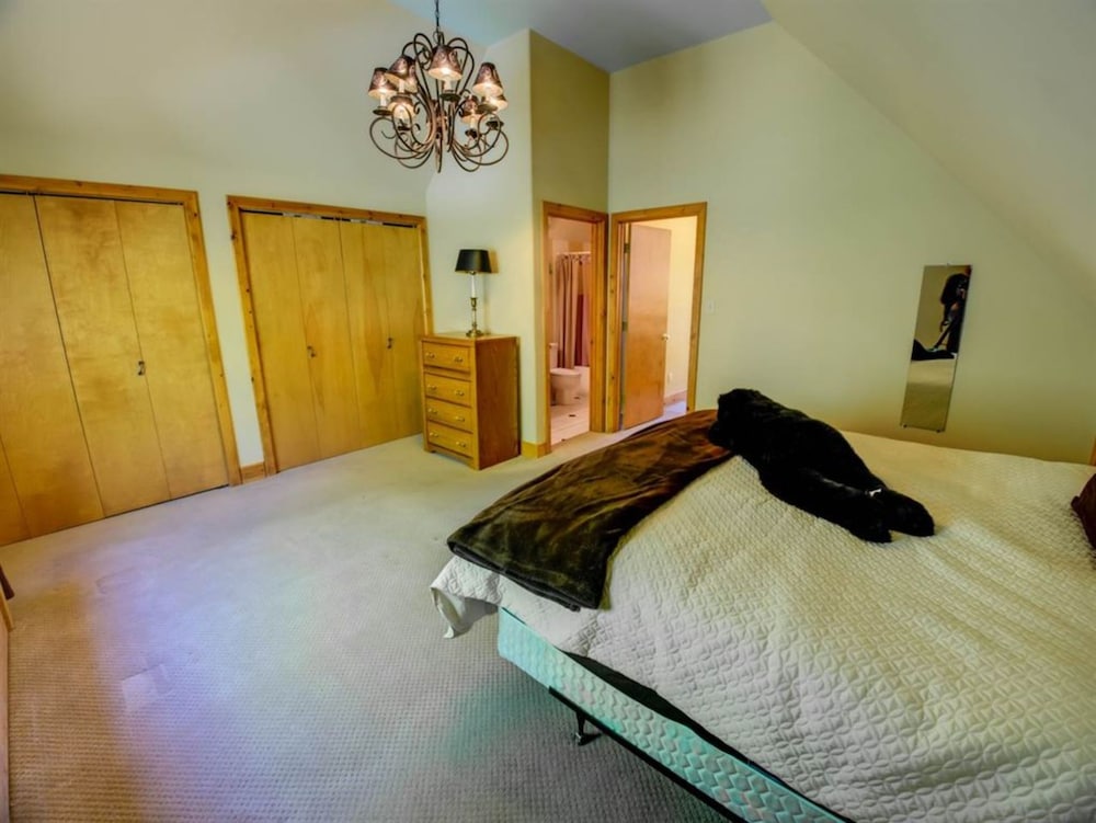 Condo, 3 Bedrooms, 2 Bathrooms photo 2