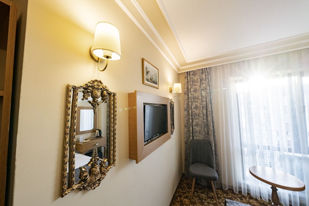 Standard Room with City View and French Balcony (Double Bed) - Photo 6