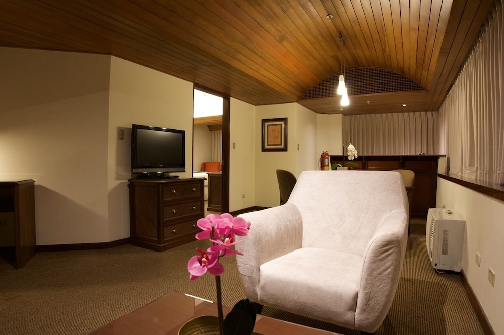 Senior Suite - Photo 5