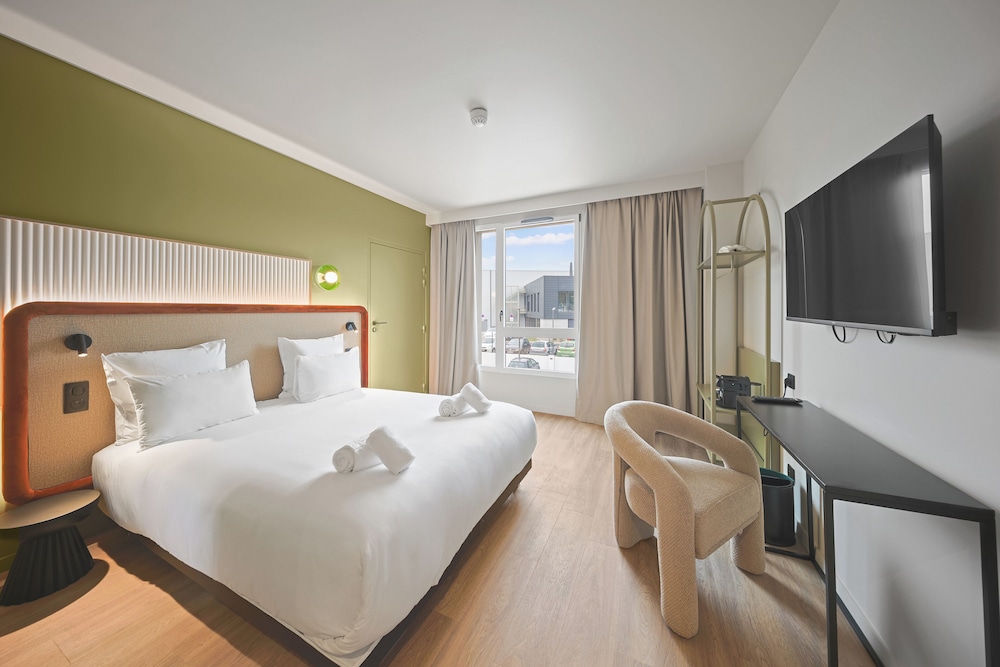Superior Room, 1 Queen Bed, Mobility Accessible