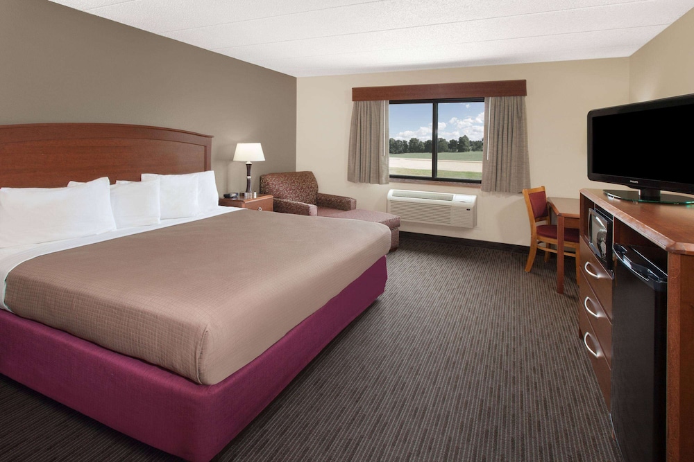 Deluxe Suite, 1 King Bed, Non Smoking photo 1