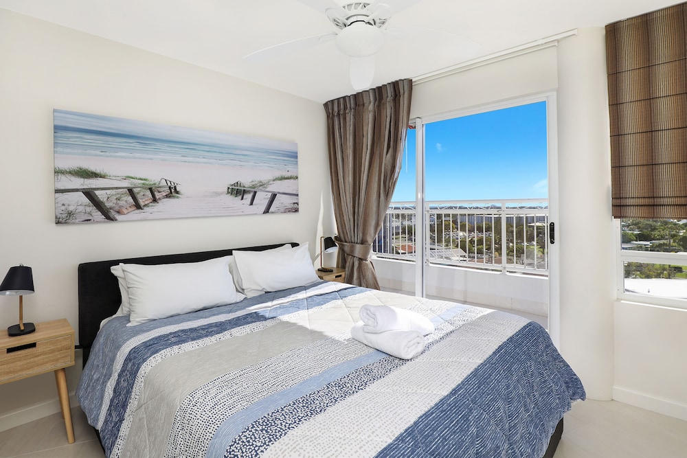 Luxury Penthouse, 3 Bedrooms, Ocean View, Beachside photo 2