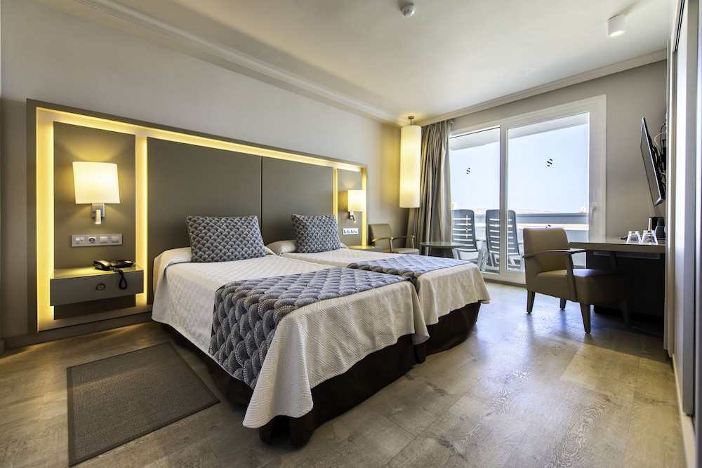 Standard Double Room, Balcony (2 adults and 1 child) thumbnail 6