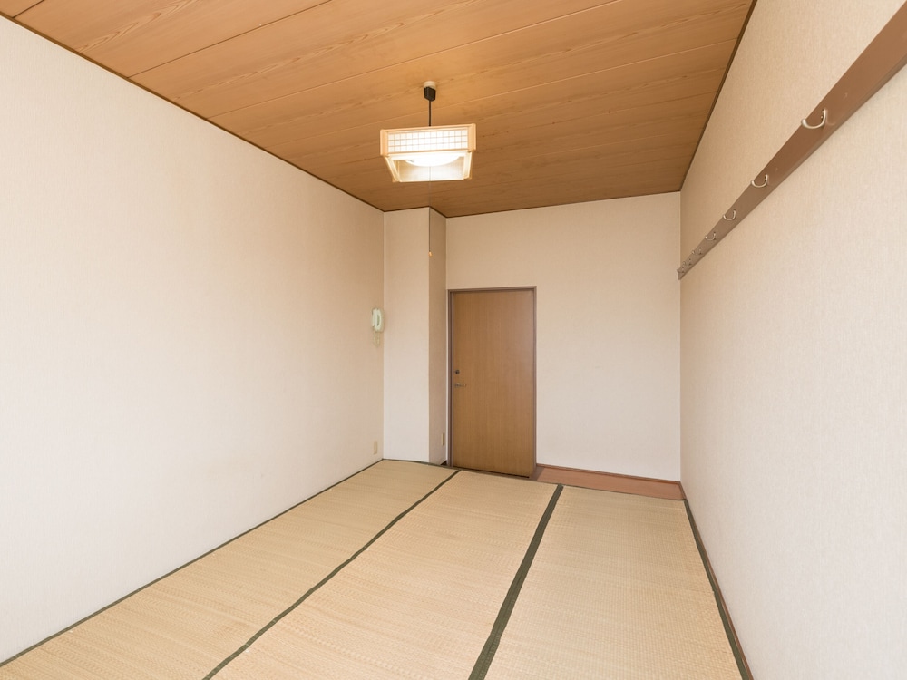 Japanese Room With Shared Washroom - Twin (Smoking) photo 2