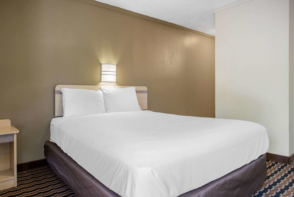 Standard Room, 1 Queen Bed photo 1