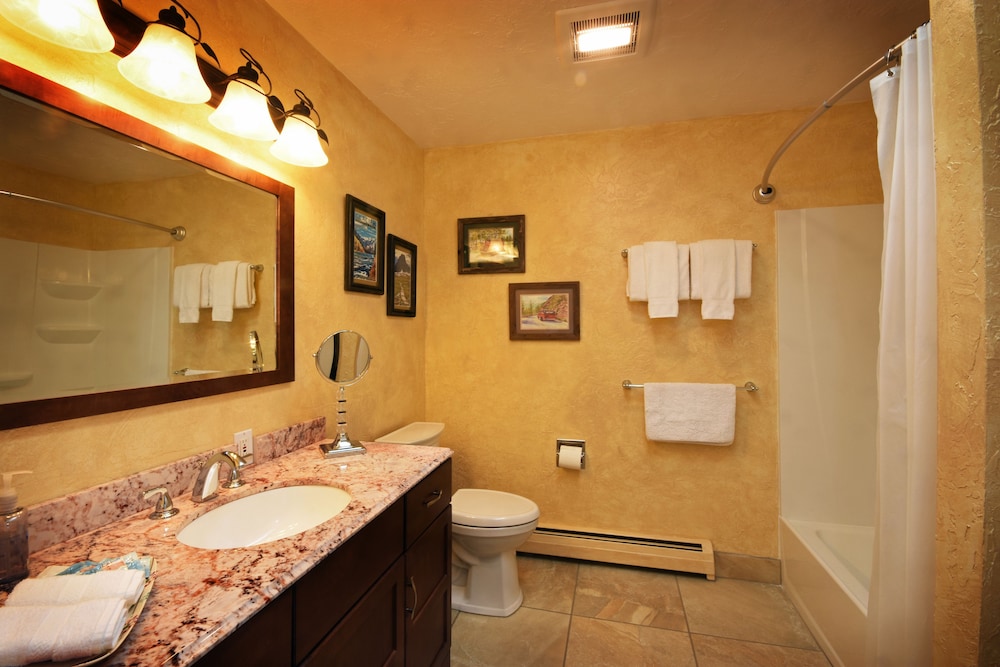 Room, 1 Queen Bed, Private Bathroom (Big Mountain) photo 2