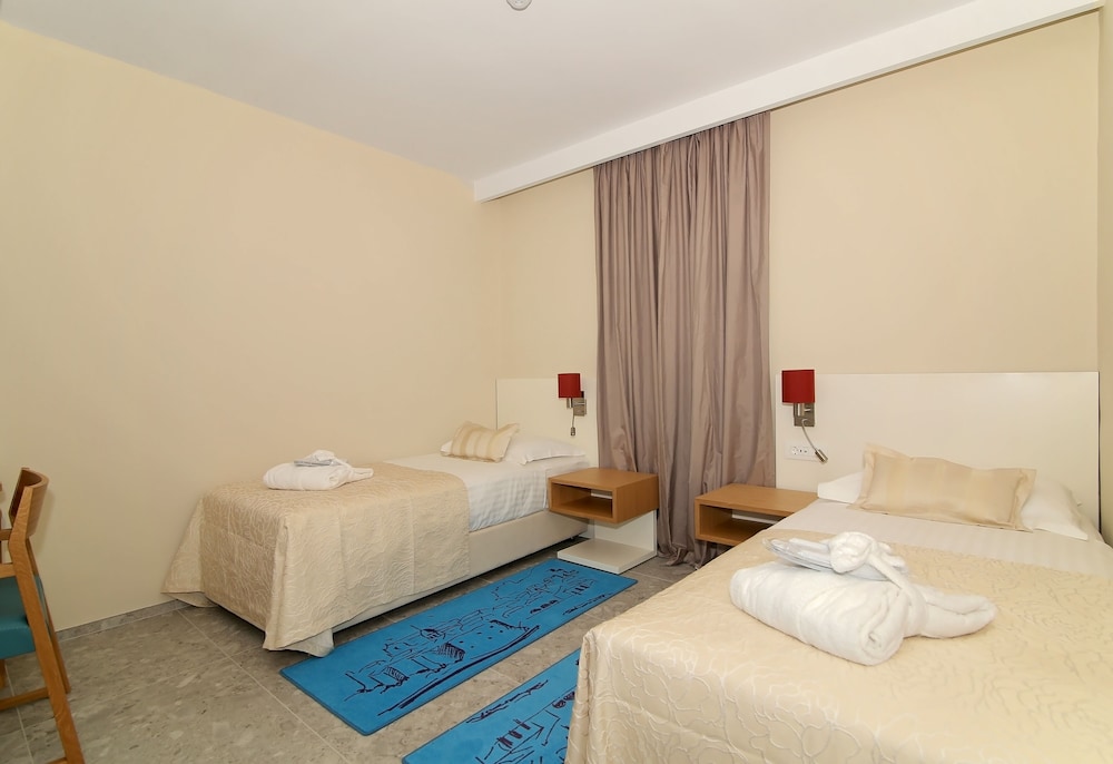 Family Room, 2 Bedrooms - Photo 2