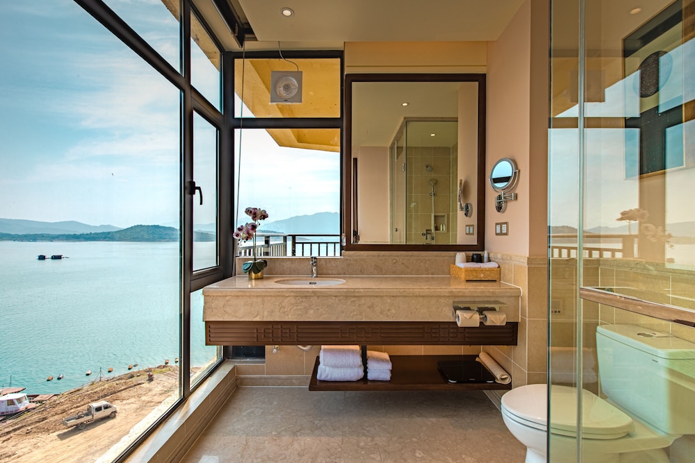 Family Suite, Multiple Beds, Smoking, Lake View