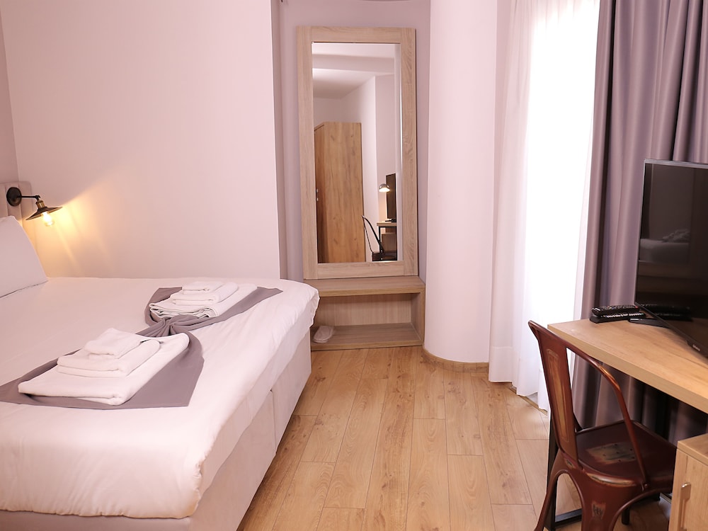 Superior Double Room, 1 King Bed, Non Smoking, River View photo 3