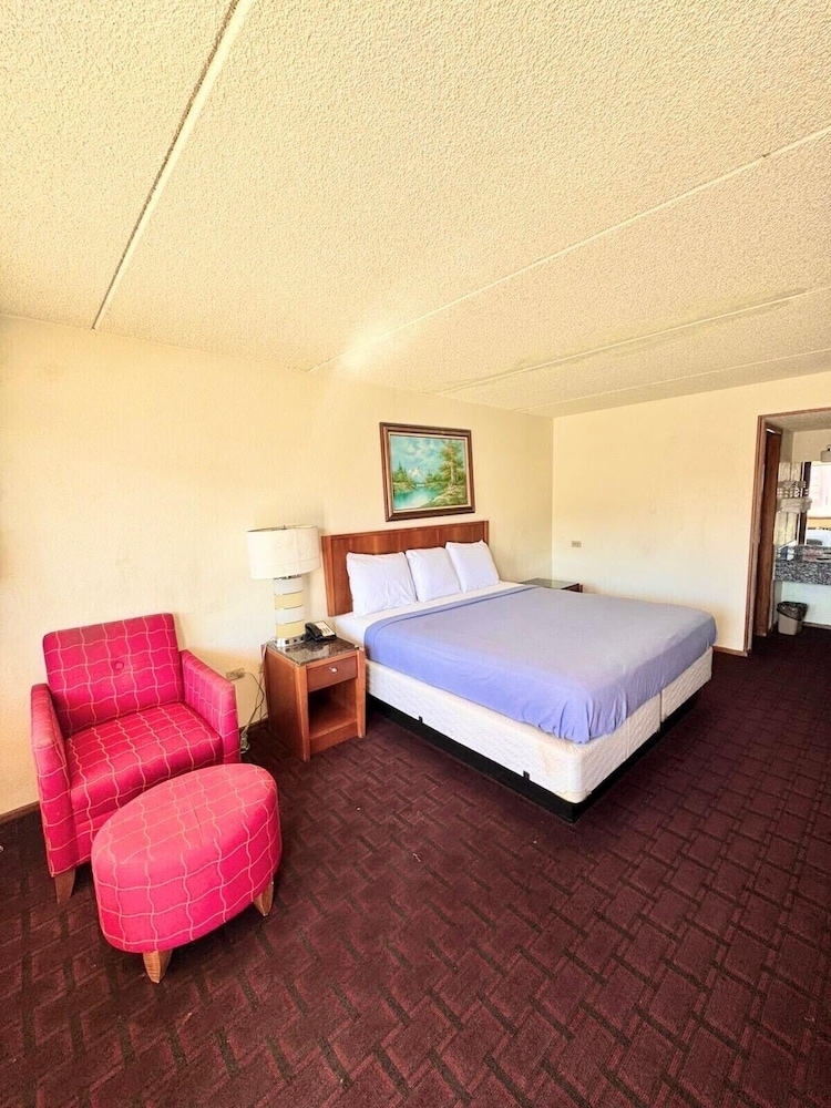 Standard Room, 1 King Bed, Non Smoking photo 1