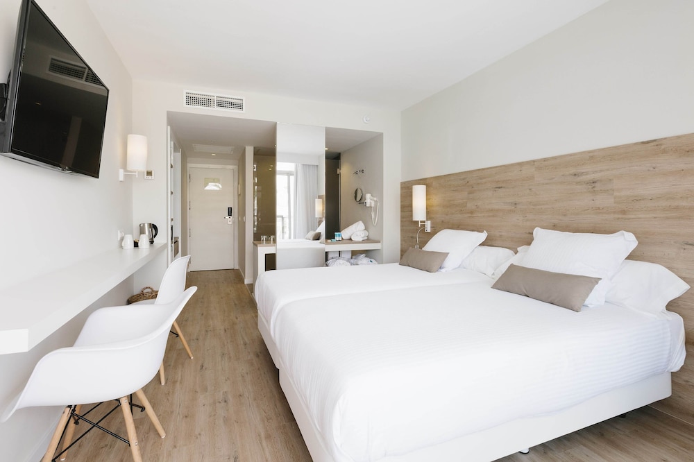 Double Room, Balcony, Pool View - Photo 3