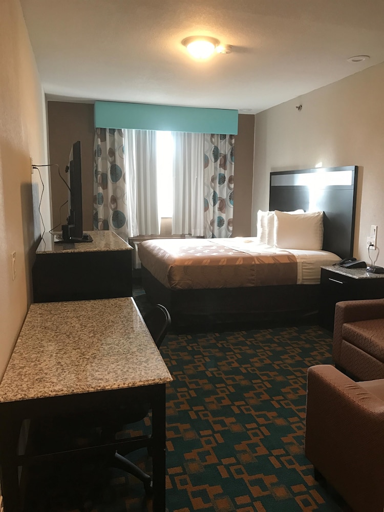 Standard Room, 1 King Bed, Non Smoking, Refrigerator & Microwave photo 2