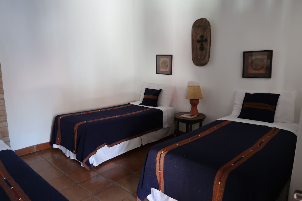 Room, 3 Twin Beds, Non Smoking photo 1
