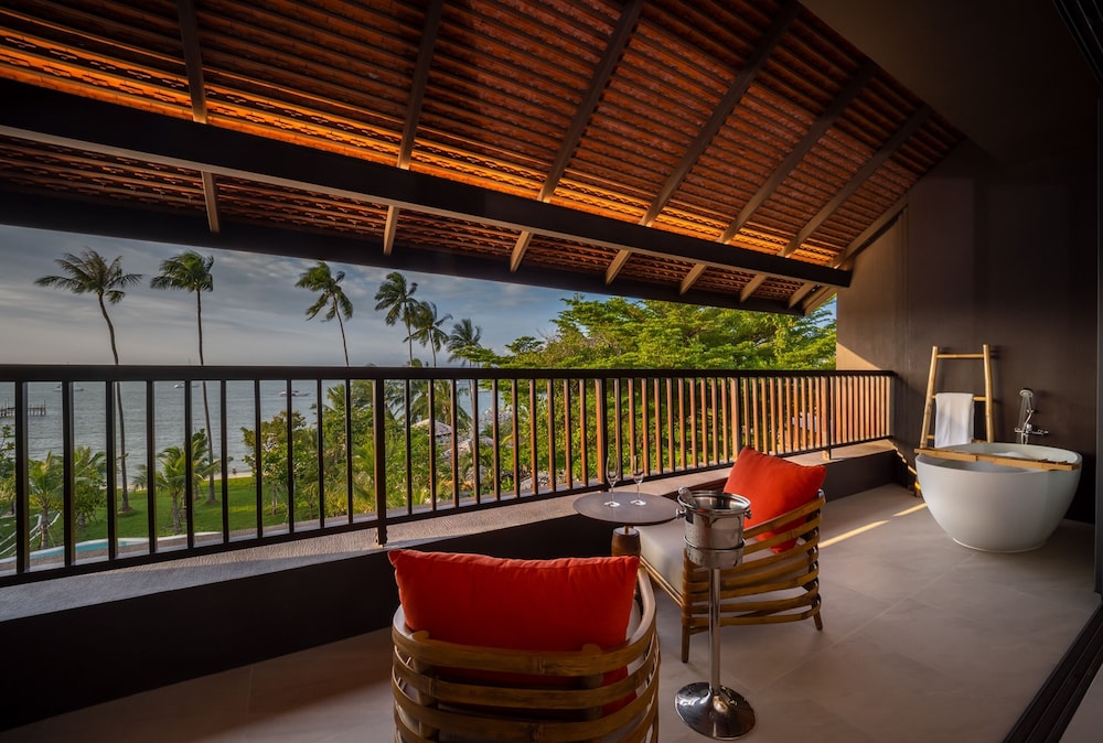 Ocean View Suite - Photo 2